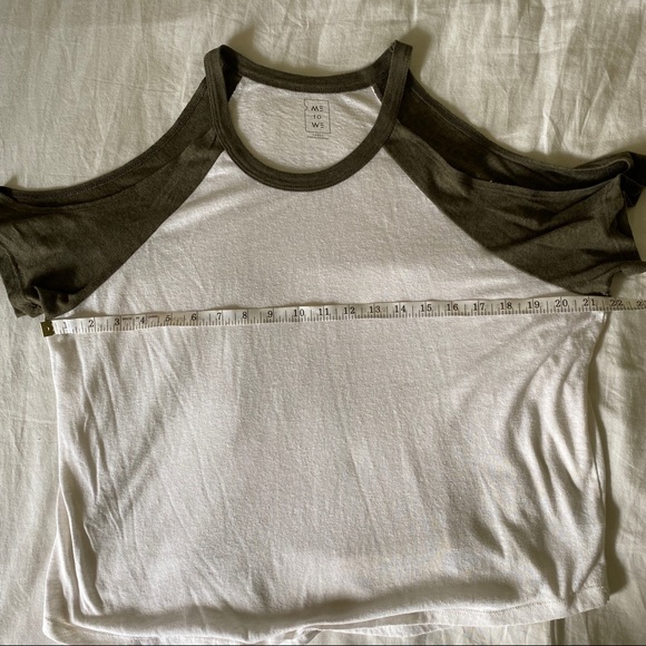 Me to We Off-White Tee with Cut Out Sleeves Large - Picture 4 of 8